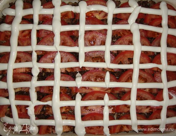 Помидоры нарезать кружочками, если помидоры крупные, то еще напополам. Сверху выдавить майонез. 