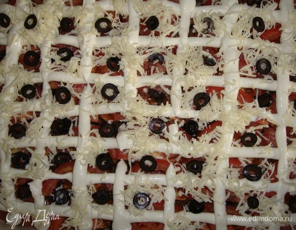 Маслины нарезать кружочками, выложить сверху майонеза. Сверху натереть сыр.