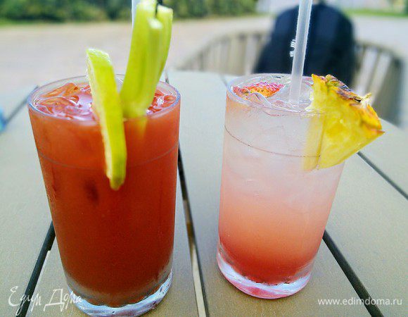 Для «Кровавой Мэри» заполнить коктейльный бокал наполовину льдом, влить водку, томатный сок, сок лимона. Остальные специи добавить по вкусу. Вставить стебель сельдерея и круговыми движениями сверху вниз аккуратно размешать коктейль. Украсить долькой лайма. 