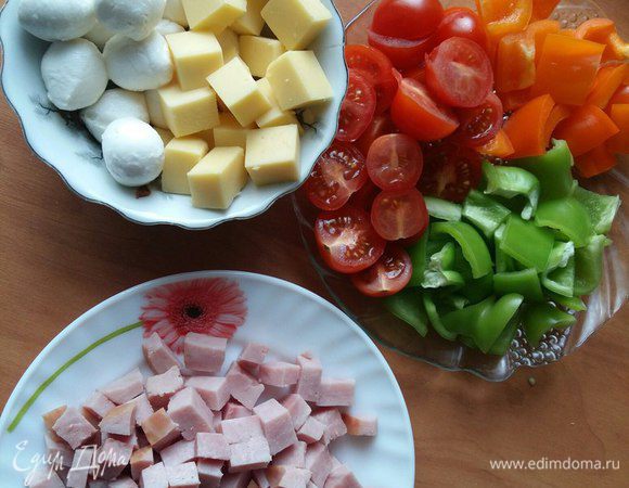 Пока тесто подходит, есть время приготовить начинку для пиццы. Помоем и порежем кусочками болгарский перец разных цветов. Мясную начинку, в моем случае ветчину, кусочками. Сыр кусочками, распакуем шарики моцареллы. Помидоры черри порежем пополам.