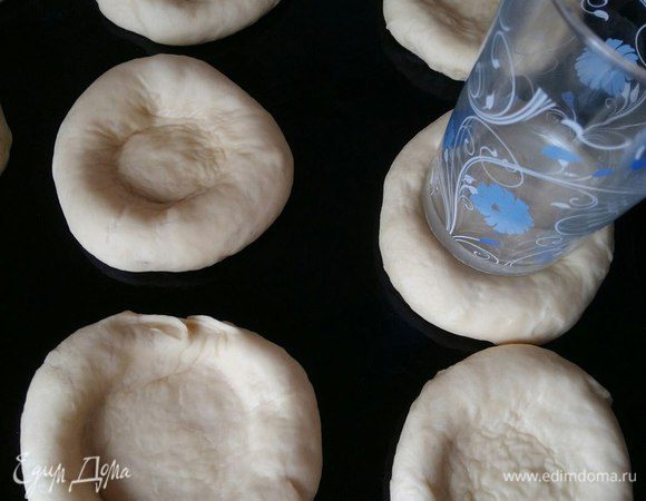 Теперь стаканом вдавливаем середину, получилось углубление и бортики, можно сформировать бортики и руками. 