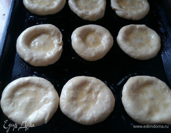 Смажем края и центр пиццы яйцом.