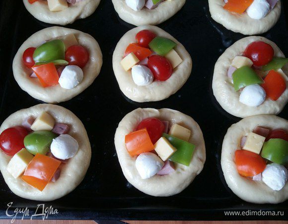 Перец, сыр, помидоры черри. 