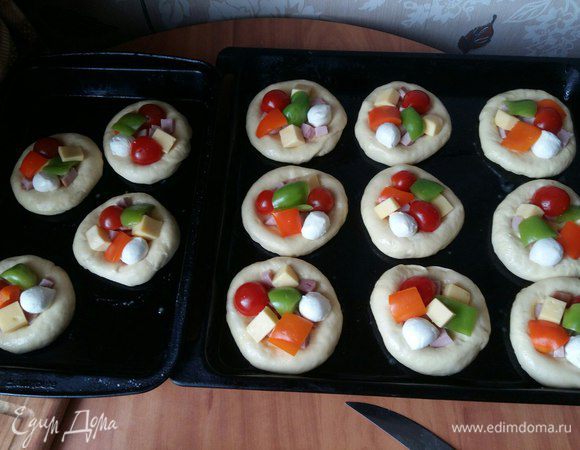 Всю начинку выложили, оставим минут на 10 постоять. За это время нагреем духовку до температуры 200-220°С.