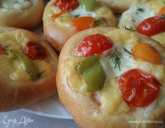 Поставим наши мини-пиццы в духовку на 25-30 минут. Периодически заглядываем в духовку, может вам понадобиться и меньше времени на их приготовление. Вот такие получаются в итоге.