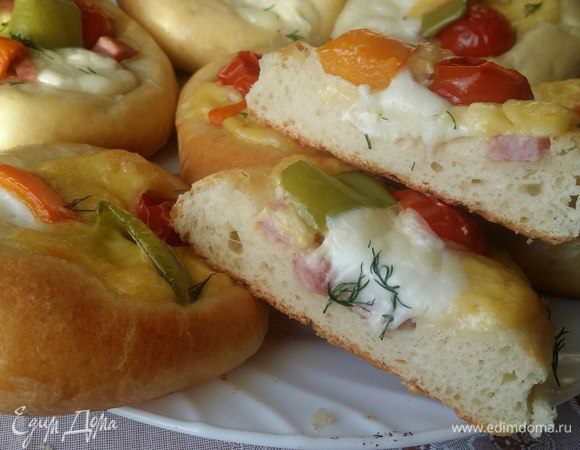 Тесто замечательное получилось, мягкое и вкусное. Вот в разрезе пицца.