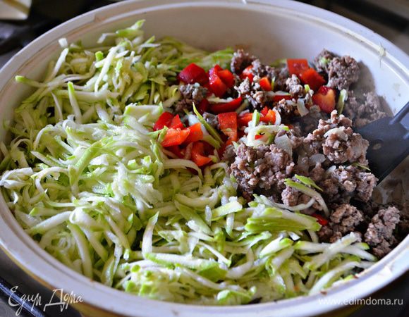 На растительном масле в течение 20 мин. обжарьте мясной фарш, разминая вилкой кусочки. Затем добавьте порезанный перец и кабачок и потушите еще в течение 5 мин., добавив орегано, базилик сушеный и, при необходимости, соль.