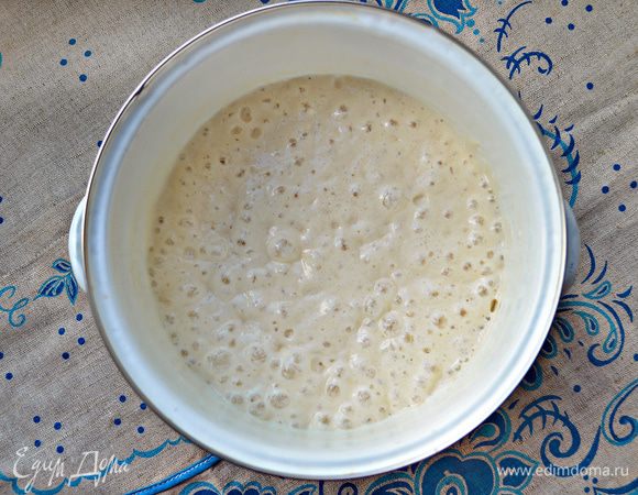 Кефир немного подогрейте, добавьте дрожжи, сахар и 2 ст. л. муки. Хорошо перемешайте и дайте опаре подойти (примерно 20 мин.).