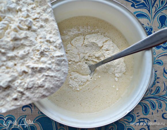 К подготовленной опаре добавьте растительное масло, муку (370 г, 30 г оставьте на подпыл) и соль. Вымесите тесто, накройте чистым хлопчатобумажным полотенцем, поставьте в теплое место и дайте подойти.