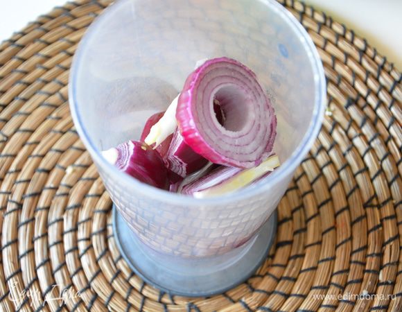 Красный салатный лук чистим и режем на куски.