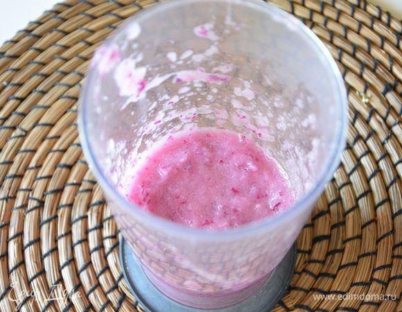 Измельчить лук в блендере. Добавить винный или яблочный уксус, воду, мед, соль, перемешать.