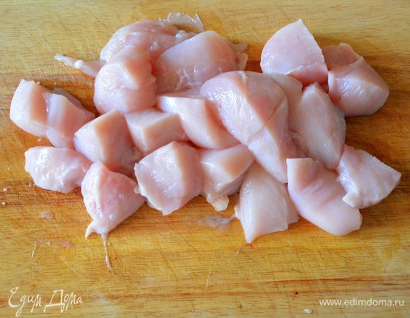 Филе 1-ой курицы моем, сушим, режем на крупные куски. У меня вышло 20 кусков.