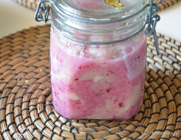 Смешать луковый маринад с филе, лучше в банке, накрыть крышкой и убрать на холод на 5-6 часов.