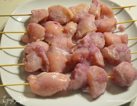 Нанизываем шашлык на деревянные шпажки (если готовим дома).