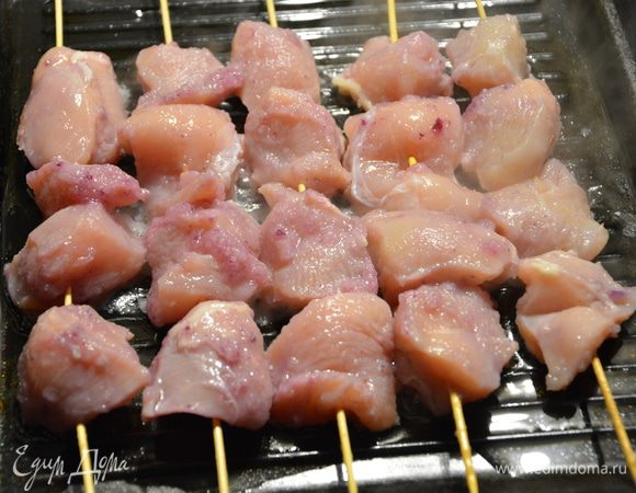 Разогреть сковороду-гриль или обычную сковороду (со съемной ручкой) с растительным маслом, обжарить куриный шашлык, переворачивая. Примерно по 2 минуты с одной стороны, переворачивала 2-3 раза.