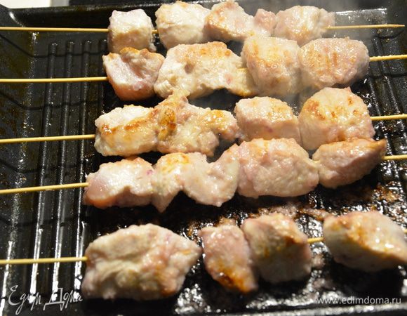 Отправить куриный шашлык в той же сковороде в предварительно разогретую до 250°С духовку, перевернуть через 5 минут (условно, не помню сколько) и выпекать до готовности. Я смотрела по разрезу: белый, сочный, никаких розовых капель.