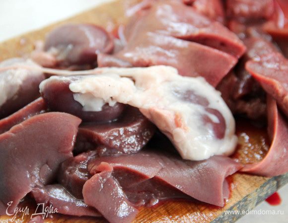 Печень кролика промываем, нарезаем на небольшие кусочки.