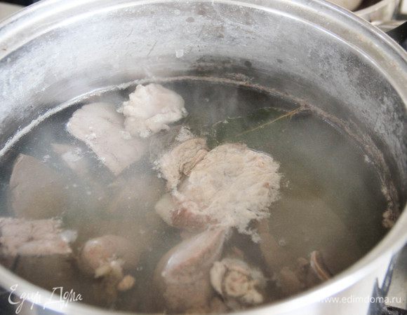 Отвариваем ее в подсоленной воде примерно пять минут. Для аромата я добавила лавровый лист.