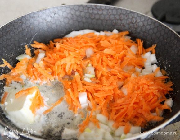 Лук и морковь обжариваем на сковороде на подсолнечном и сливочном масле 2-3 минуты.