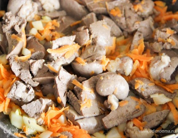 А теперь добавляем сюда печень и оставшийся бульон. Тушим все вместе, пока жидкость не выкипит. Солим и перчим по вкусу. Выключаем и даем остыть.