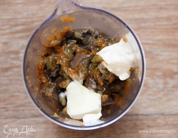 Когда печень с поджаркой остынет, измельчить ее блендером до однородной массы. Не забудьте добавить сметану — так консистенция будущего паштета будет нежнее. По желанию можно добавить еще немного сливочного масла.