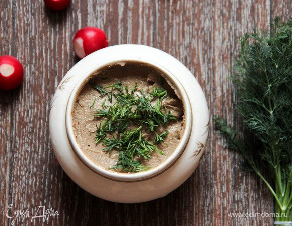 Перекладываем готовый паштет в баночки. По желанию можно посыпать зеленью. С тостом, хлебцами и свежей булкой этот паштет — настоящее наслаждение! Весенние овощи только удвоят удовольствие. Приятного аппетита!