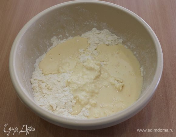 Яйцо венчиком взбить с йогуртом, добавить к мучной смеси.
