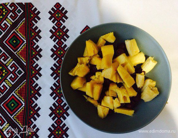 Нарежьте все ингредиенты.