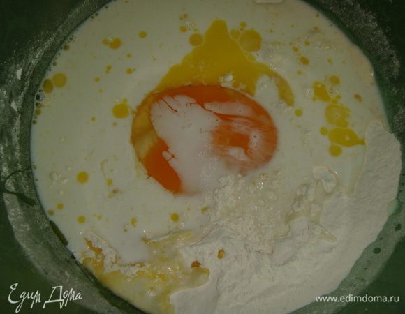 В миске смешать все сухие ингредиенты, влить теплое молоко, растопленное сливочное масло и яйцо комнатной температуры. 