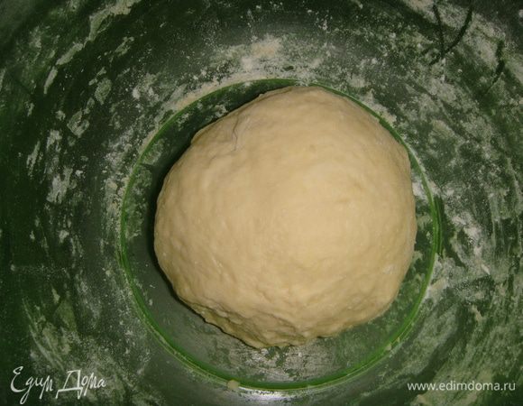 Замесить мягкое тесто, собрать его в шар, накрыть пищевой пленкой и поставить в теплое место на 1 час.
