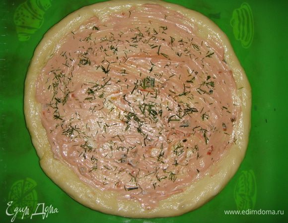 Майонез смешать с кетчупом и рубленным укропом. Смазать тесто.