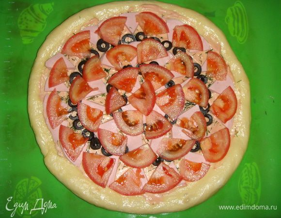 Тонко нарезать помидоры и уложить сверху.