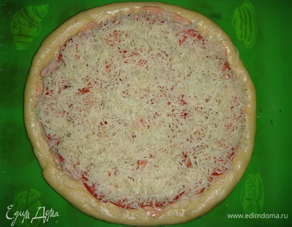 Засыпать все тертым сыром и поставить выпекаться в разогретую до 180°С духовку на 25-30 минут.