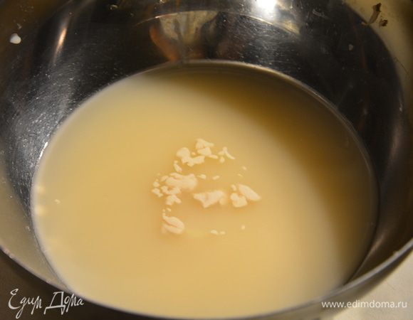 В рецепте указано было смешать все ингредиенты сразу, но я решила развести дрожжи в теплой воде с сахаром.