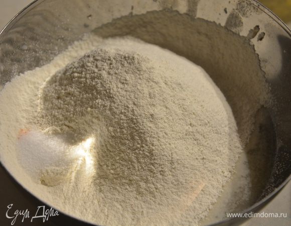 Как только дрожжи активизировались, добавить просеянную муку с солью. Обратите внимание: мука указана в мл.