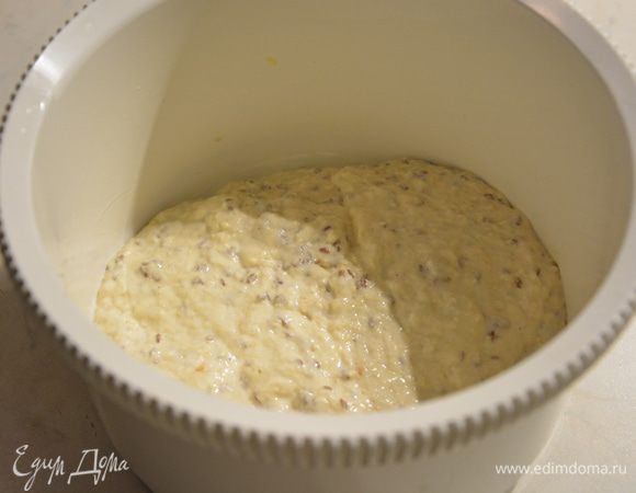 Выложить тесто в смазанную маслом посуду, накрыть пищевой пленкой и убрать в холодильник на ночь.