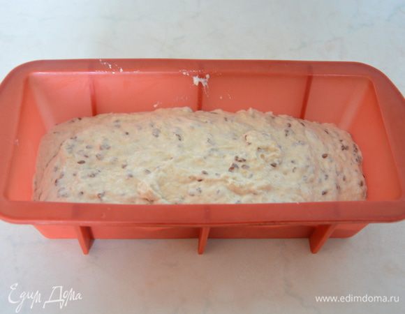 Выложить тесто в смазанную маслом форму. Я выложила тесто в форму для кекса, она немного длинновата для хлеба, и хлеб получился низкий и длинный.