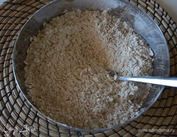 Смешать все сухие ингредиенты: просеянную муку, сахар, овсяные хлопья быстрого приготовления, соль, разрыхлитель, соду, корицу.
