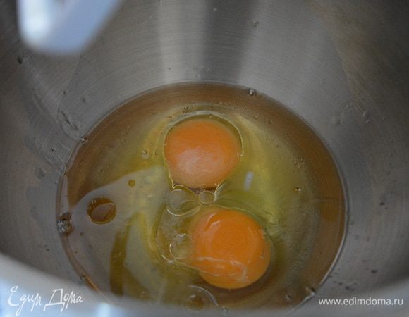 Миксером смешать яйца, ванильный экстракт, растительное масло.