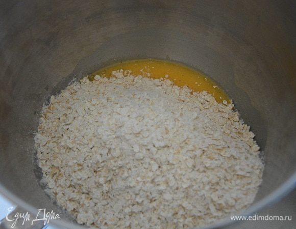 Сухие ингредиенты смешать с жидкими. Мне тесто показалось суховатым и я добавила еще 20 мл растительного масла (изначально было 60 мл + 20 мл = 80 мл).