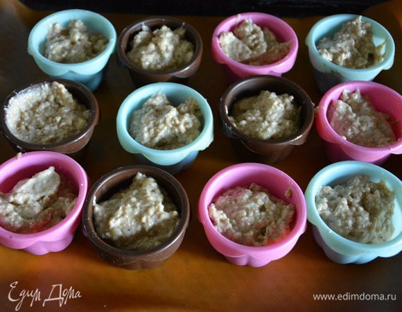 Выложить тесто в формы: 12 маффинов.