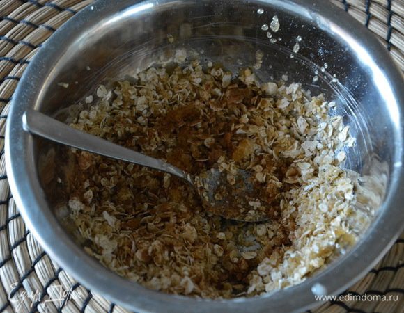 Для топпинга: смешать в миске растопленное сливочное масло, сахар, корицу, овсяные хлопья.