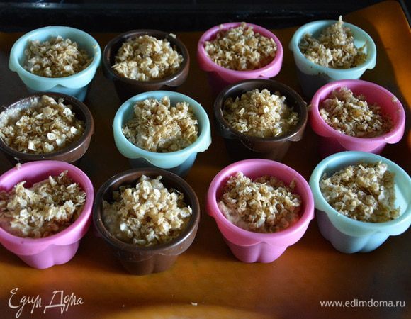 Посыпать маффины топпингом (где-то по 1 ч. л. с верхом).