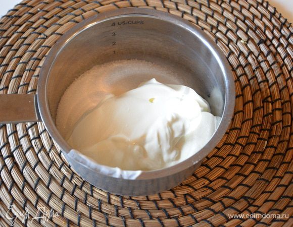 Смешать сахар со сметаной. 