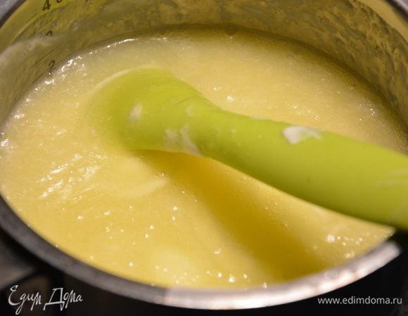 Поставить на плиту и варить, постоянно помешивая, пока масса не станет карамельного цвета.