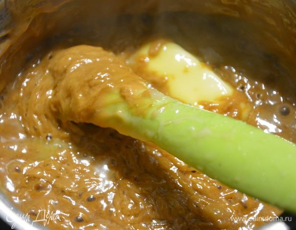 Добавить сливочное масло, соль морскую и теплое молоко (это важно, если нальете молоко из холодильника, то масса может безнадежно затвердеть). Перемешать. Масса будет активно бурлить и шипеть, будьте осторожны!