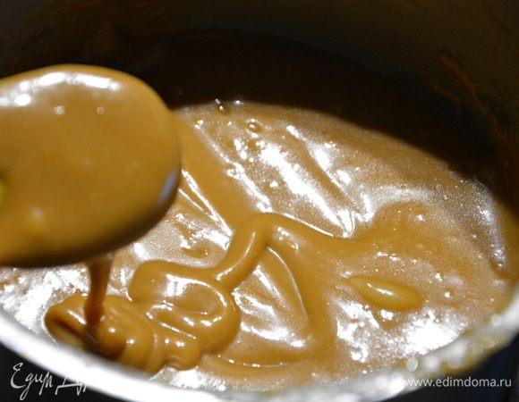 Готовая тянучка-ириска. :) 
Если не добавлять молока и разложить быстро по маленьким форма, то будет настоящая ириска-тянучка. Но нам нужна более жидкая карамель, чтобы полить ею торт. Если масса застыла, добавьте 1-2 ч. л. молока и подогрейте массу, она снова станет жидкой.