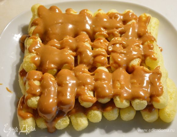 Выложить еще один ряд палочек и слой карамели. 