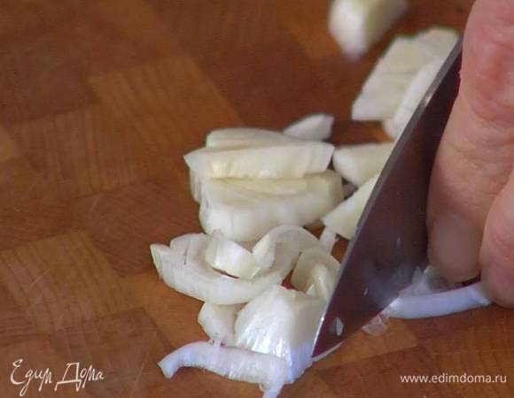 Чеснок почистить, мелко порезать и добавить в сковороду.