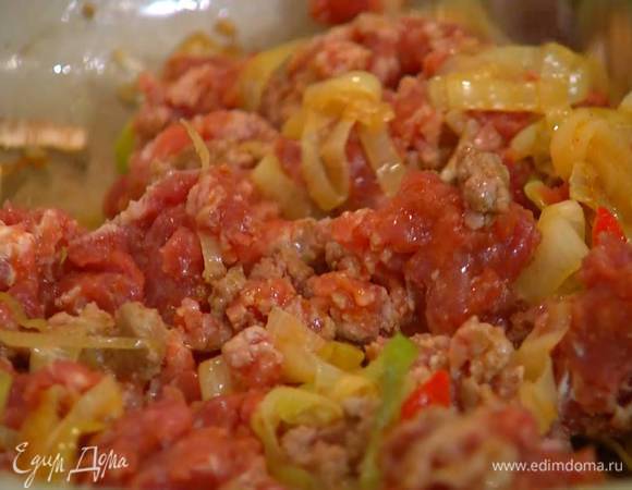 Добавить фарш, посолить и, постоянно помешивая, обжаривать несколько минут.